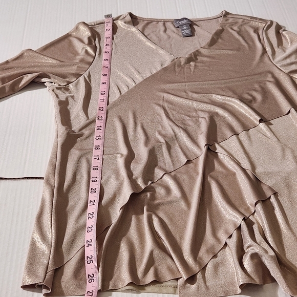Chico's Travelers Blouse Tiered Gold Shimmer Slinky 3/4 Sleeve Stretch Size 2/12 - Picture 11 of 12